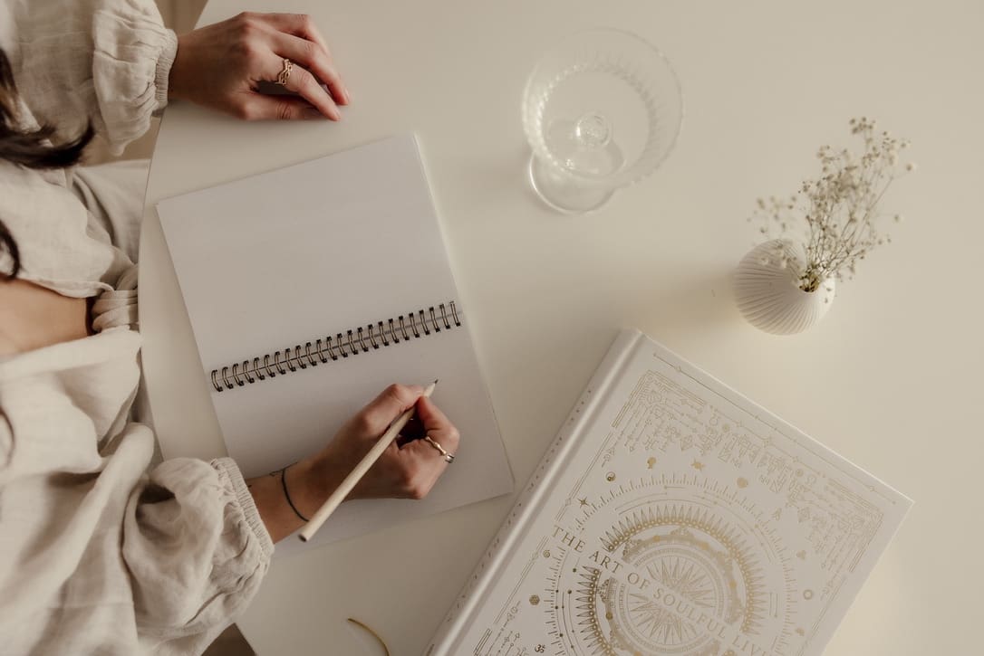 Frau sitzt entspannt mit Notizbuch im Sonnenlicht – Symbol für Balance, Leichtigkeit und Wellbeing im Business. ➡ Beschreibt sichtbar & natürlich, was auf dem Bild passiert – aber integriert deine SEO-Keywords: „Leichtigkeit“, „Wellbeing“, „Business“, „Balance“.
