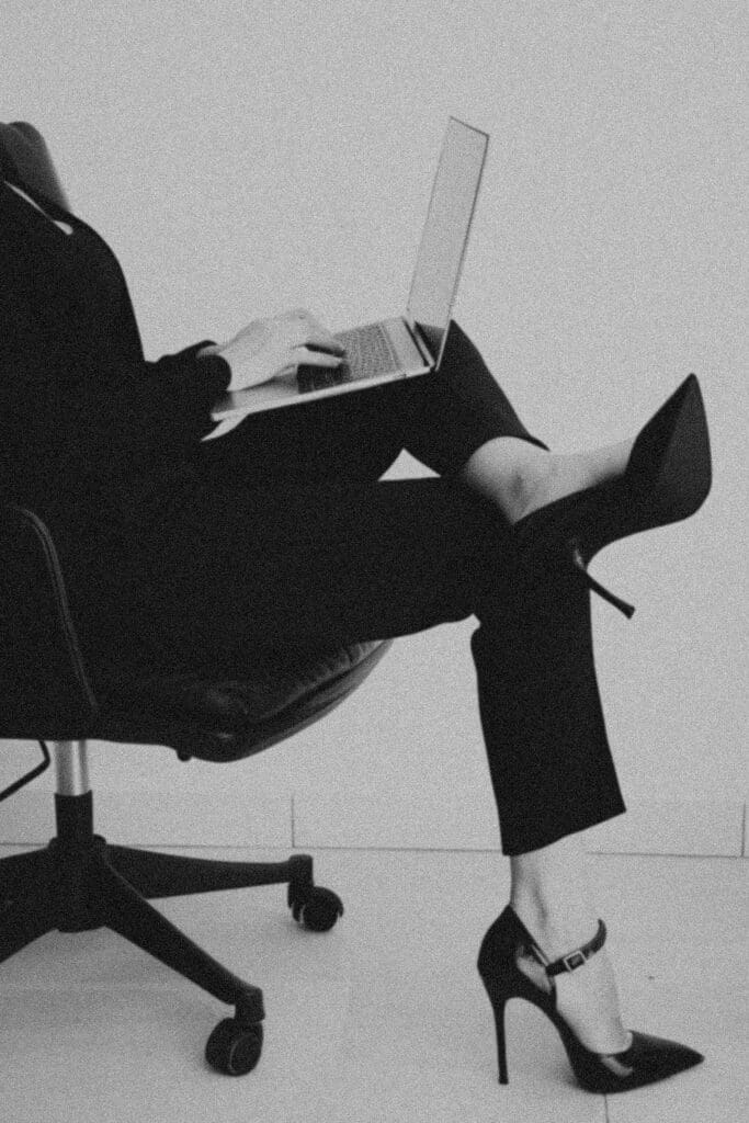 Unternehmerin verbindet sich achtsam mit ihrem Körper und Nervensystem